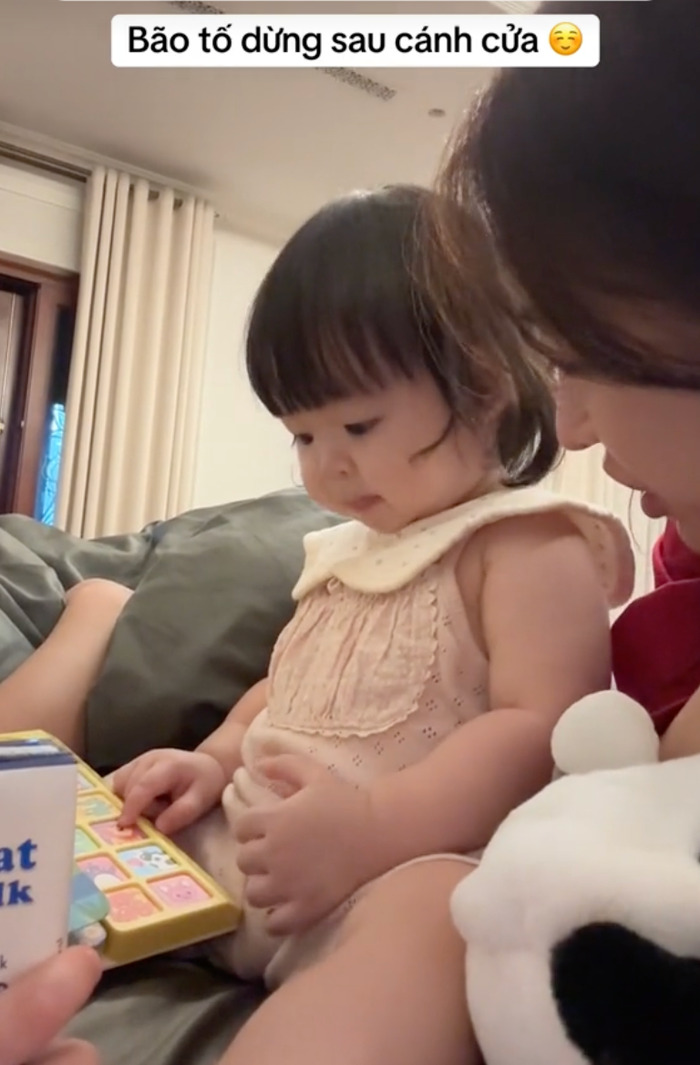 Đỗ Mỹ Linh chú ý quan sát tới từng hành động, cử chỉ của con gái Tuệ An. Ảnh: Chụp màn hình