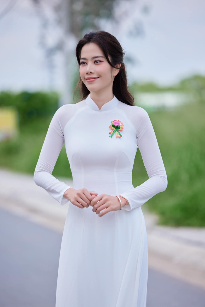 Nam Em đẹp dịu dàng khi mặc áo dài trắng. Ảnh: FBNV