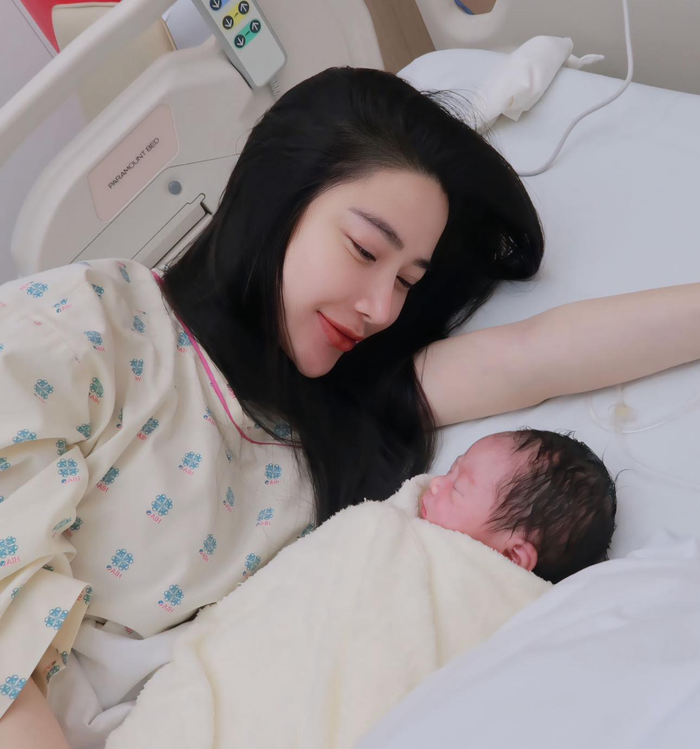 Nữ diễn viên khoe ảnh bên con đầu lòng.