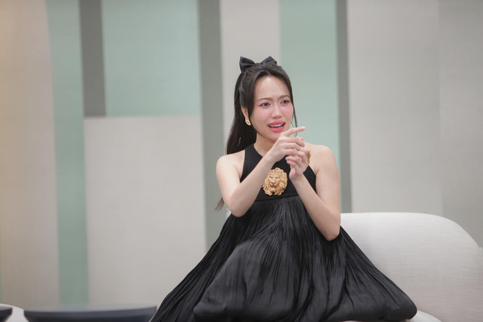 Diệu Nhi trong chương trình Đảo Thiên Đường. Cô thường xuyên diện váy có dáng rộng thùng thình.