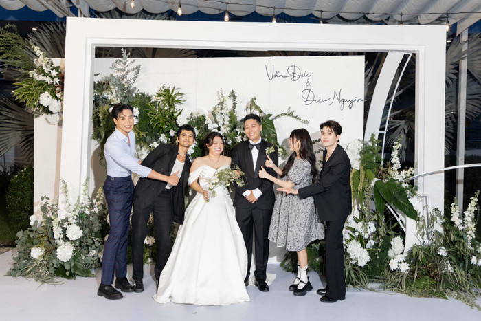 Diệu Nhi được Anh Tú hộ tống đến đám cưới của chị gái. Ở góc nghiêng, nữ diễn viên để lộ vòng bụng to lớn.