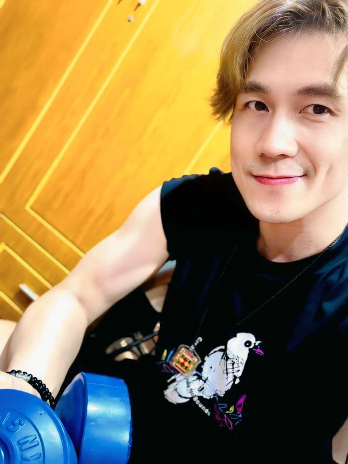 Nam ca sĩ đang tích cực tập luyện, từ giọng hát đến thể lực để chuẩn bị cho dự án âm nhạc vào cuối năm nay.