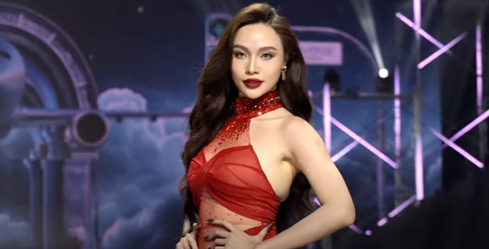 Nhạc nền trong phần trình diễn trang phục dạ hội tiết tấu nhanh, 'lạc quẻ'.