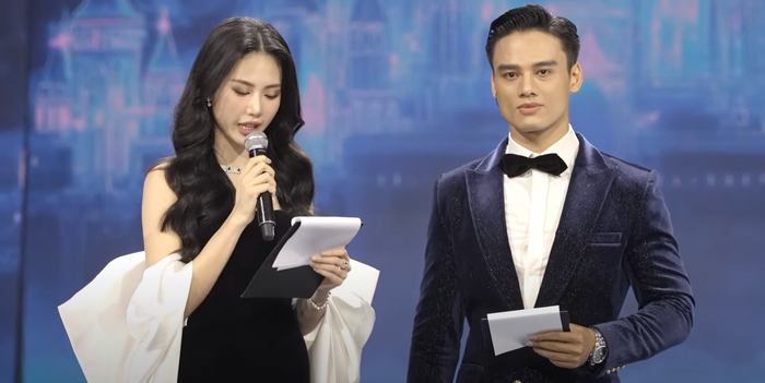 Tiếng khán giả hò reo lấn át giọng của MC và ca sĩ khách mời.