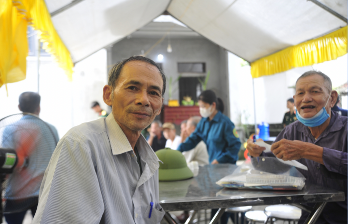 Ông Nguyễn Văn Liệu, bác của Thượng úy Khiêm đại diện gia đình tiếp đón người đến chia buồn