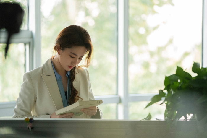 Vai diễn mới nhất của Lưu Diệc Phi trong phim Câu chuyện hoa hồng được nhiều khán giả yêu mến, không ít người cho rằng nhân vật Hoàng Diệc Mai do nữ diễn viên thủ vai có vài phần tương đồng với cô nàng ở ngoài đời thực. Ảnh: Sưu tầm