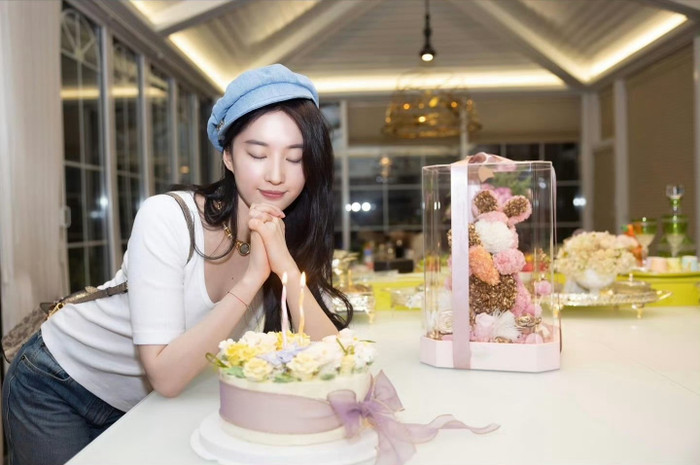 Lưu Diệc Phi mới đón tuổi mới vào cuối tháng 8 vừa qua. Ảnh: FBNV