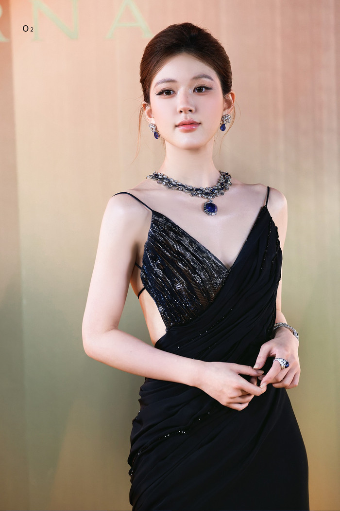 Trái ngược với Lưu Diệc Phi, Triệu Lộ Tư vô tình bị chê bai với diện mạo khác lạ. Ảnh: Sưu tầm