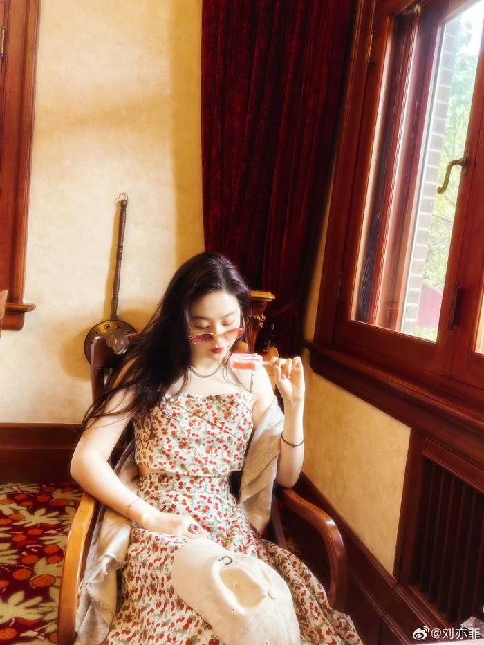 Lưu Diệc Phi thoải mái tận hưởng cuộc sống độc thân. Ảnh: Sưu tầm