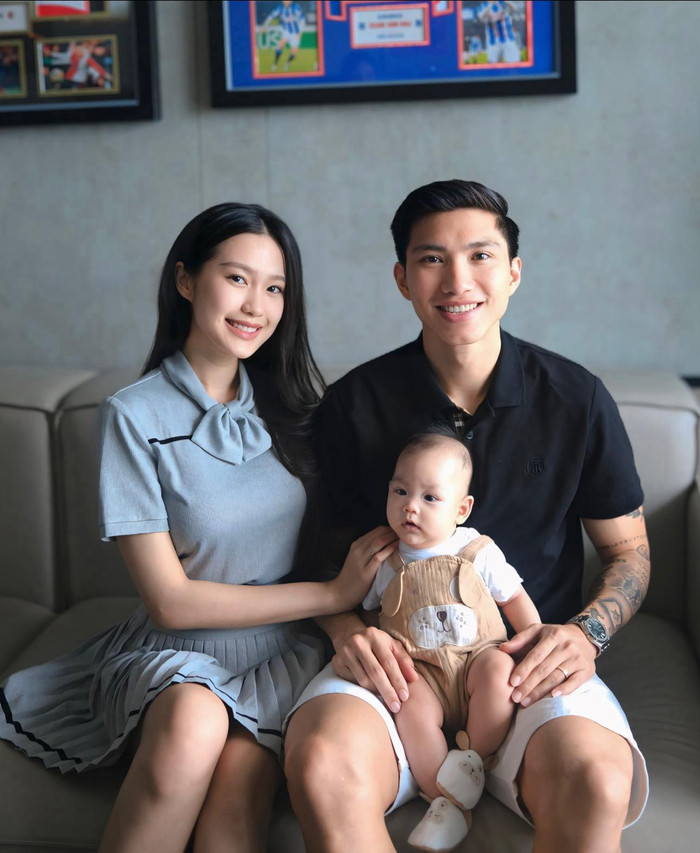 Vợ chồng Đoàn Văn Hậu vui vẻ chụp ảnh cùng với con trai. Ảnh: FBNV