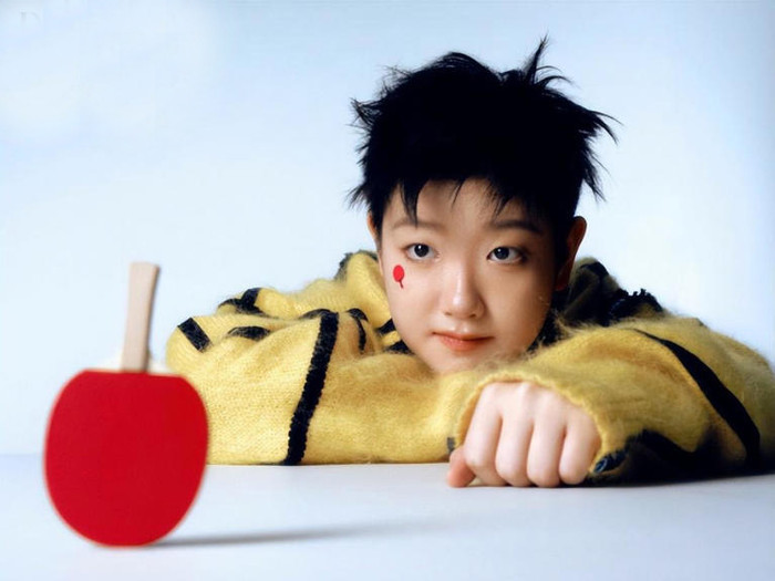 Mới đây, nhà vô địch Olympic bóng bàn Tôn Dĩnh Sa tạo ra cơn sốt chưa từng thấy. Cô lên bìa Harper's Bazaar bản Trung và tạp chí bán 100.000 bản trong năm phút. Sau 12h, “cơn sốt” Tôn Dĩnh Sa là chủ đề được bàn tán rất lớn, bởi bán đến 420.000 bản. “Chỉ vài giờ, doanh số bán tạp chí có bìa của Tôn Dĩnh Sa đạt 12 triệu tệ (hơn 41 tỷ đồng), cô vượt xa các nữ diễn viên hàng đầu, kể cả Địch Lệ Nhiệt Ba”, trang MSN thông tin.