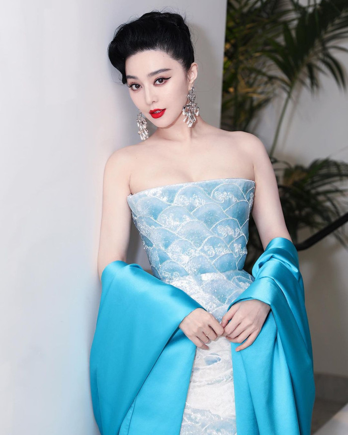 Sau nhiều lần bất bại trước ống kính truyền thông, Phạm Băng Băng được tôn vinh với danh hiệu Nữ hoàng thảm đỏ. Từ đây, người đẹp sinh năm 1981 chính thức mở ra không gian thời trang khó ai bì kịp.