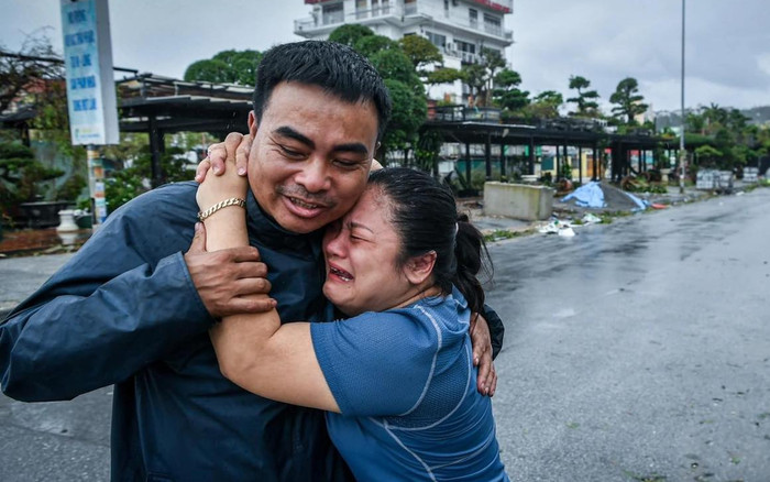 Chồng bị bão cuốn ra biển suốt 12 giờ đồng hồ, vợ oà khóc nức nở phút giây gặp lại Ảnh 2