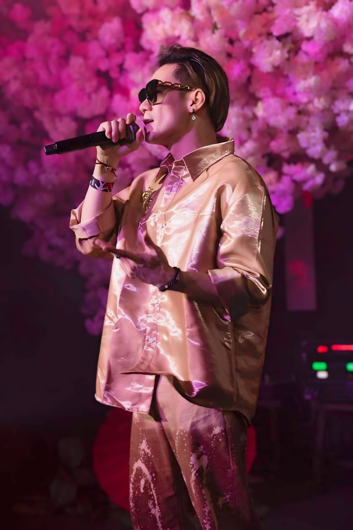 Không những vậy, Khánh Phương đôi lúc còn diện những trang phục được thiết kế từ vải phi bóng. Đây là chất liệu đặc trưng thường được thấy trong những mẫu váy áo của 'phái đẹp'.