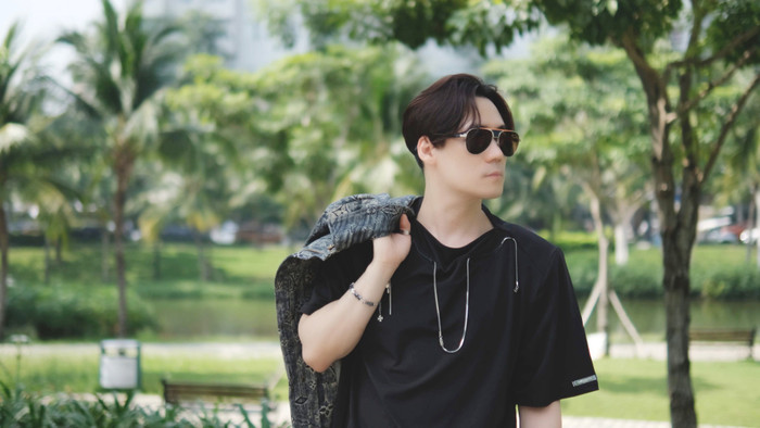 Về phần phụ kiện, Khánh Phương không quên 'trưng dụng' những mẫu kính mát đen, vòng tay - vòng cổ kích thước lớn tạo độ cá tính và nhẫn.