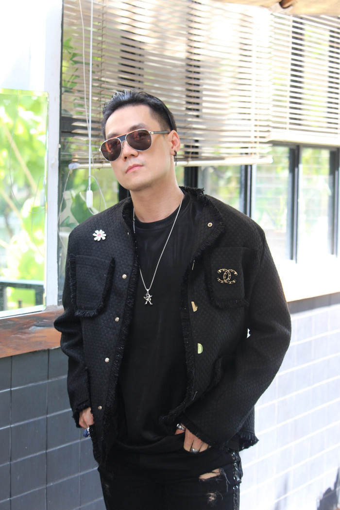 Trước đó, Khánh Phương xây dựng hình ảnh bụi bặm, cá tính. Gu thời trang của nam ca sĩ cũng tái hiện rõ điều này. Khánh Phương ưa chuộng những bản phối gồm quần jean rách, áo thun form rộng cùng áo khoác bomber hầm hố.