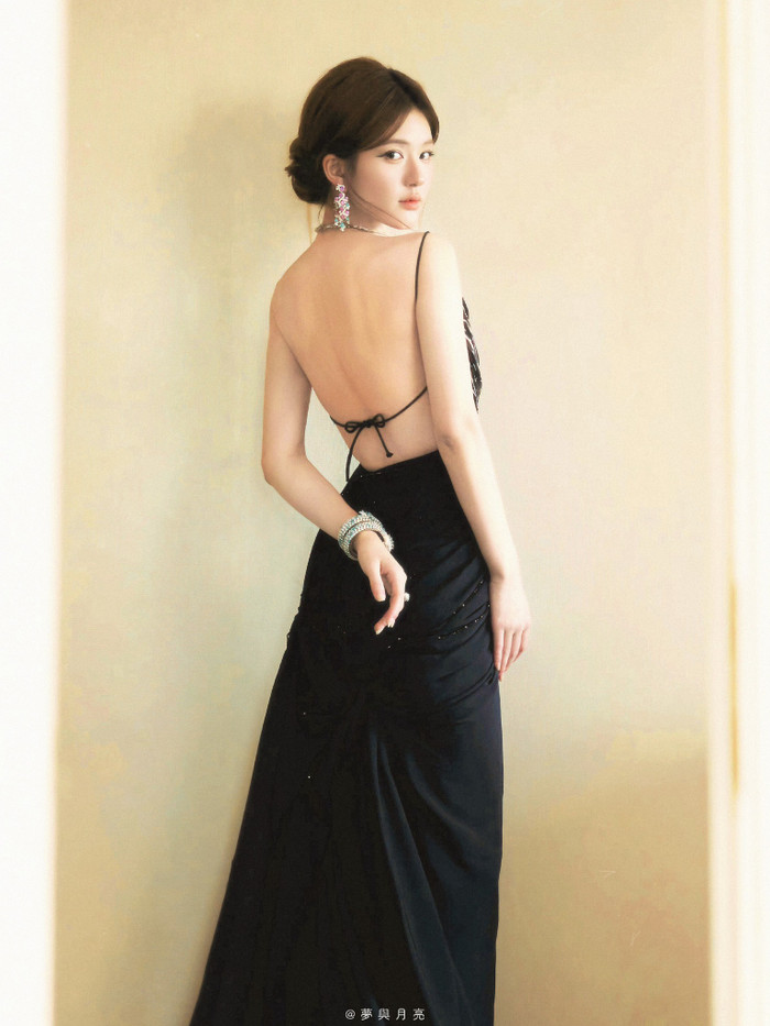 Triệu Lộ Tư diện đồ trễ nải, khoe lưng trần tại hoạt động mới.