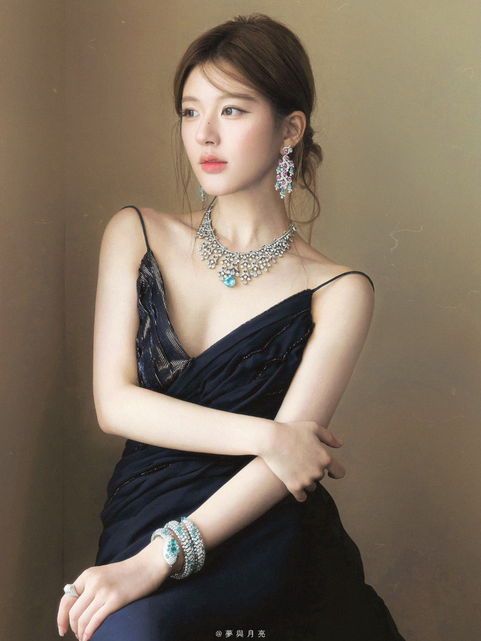 Triệu Lộ Tư hở bạo gây nóng mắt, nhún nhảy cực sung bên người đàn ông đặc biệt Ảnh 1