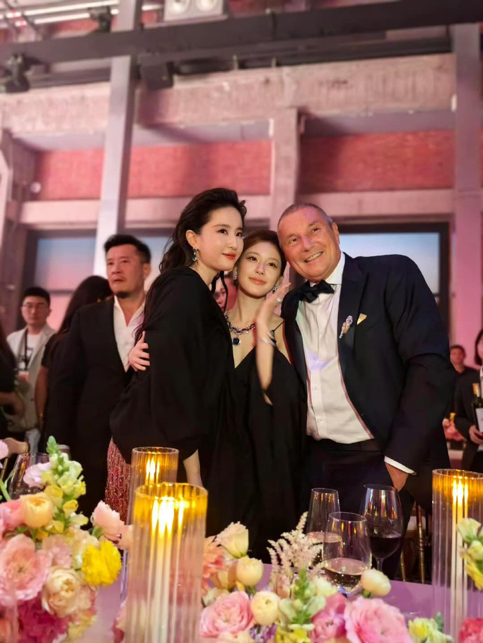 Triệu Lộ Tư và Lưu Diệc Phi thân thiết tại tiệc tối.