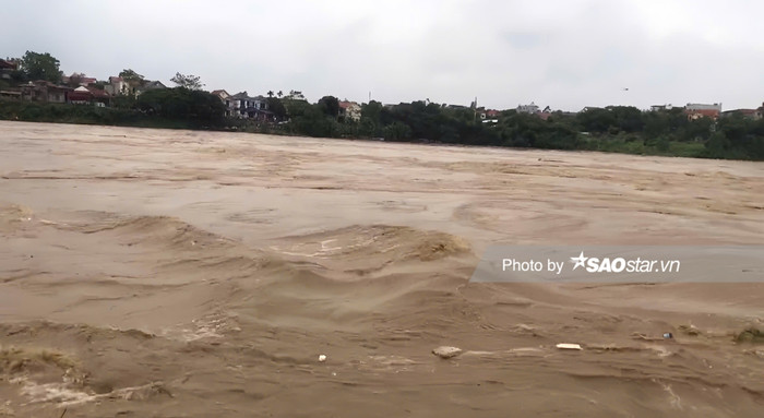 Do ảnh hưởng của cơn báo số 3, cầu Phong Châu (Km18+300, Quốc lộ 32C) bị sập. Hiện tại, nguồn nước đang chảy xiết dữ dội.