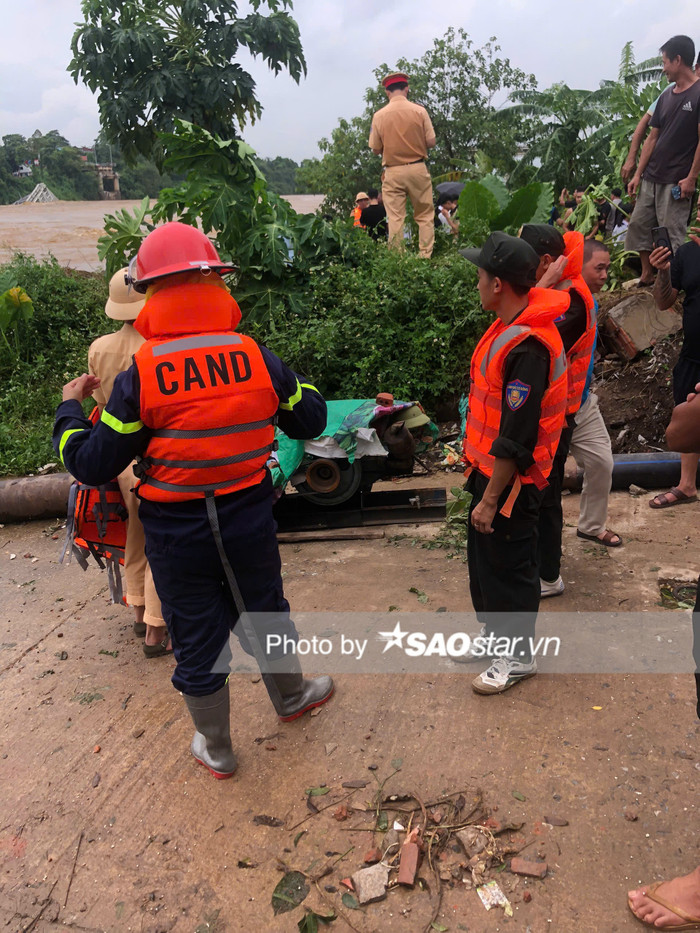 Công tác cứu nạn, cứu hộ gặp nhiều khó khăn do dòng nước chảy xiết.