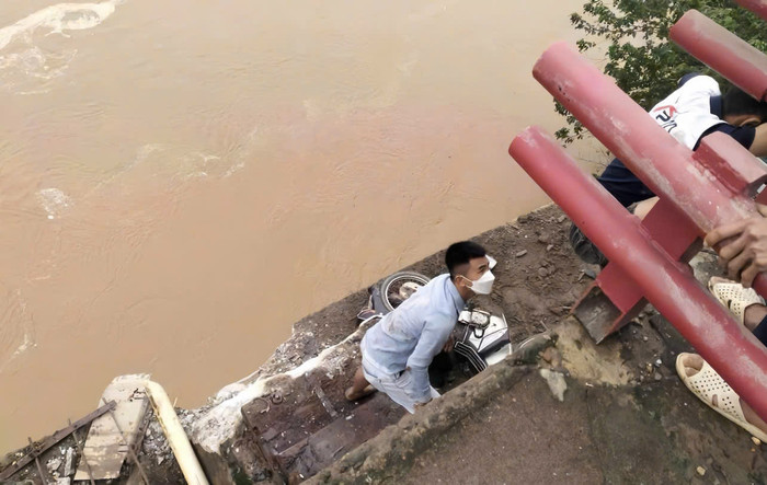 Người may mắn thoát nạn trong vụ sập cầu Phong Châu.