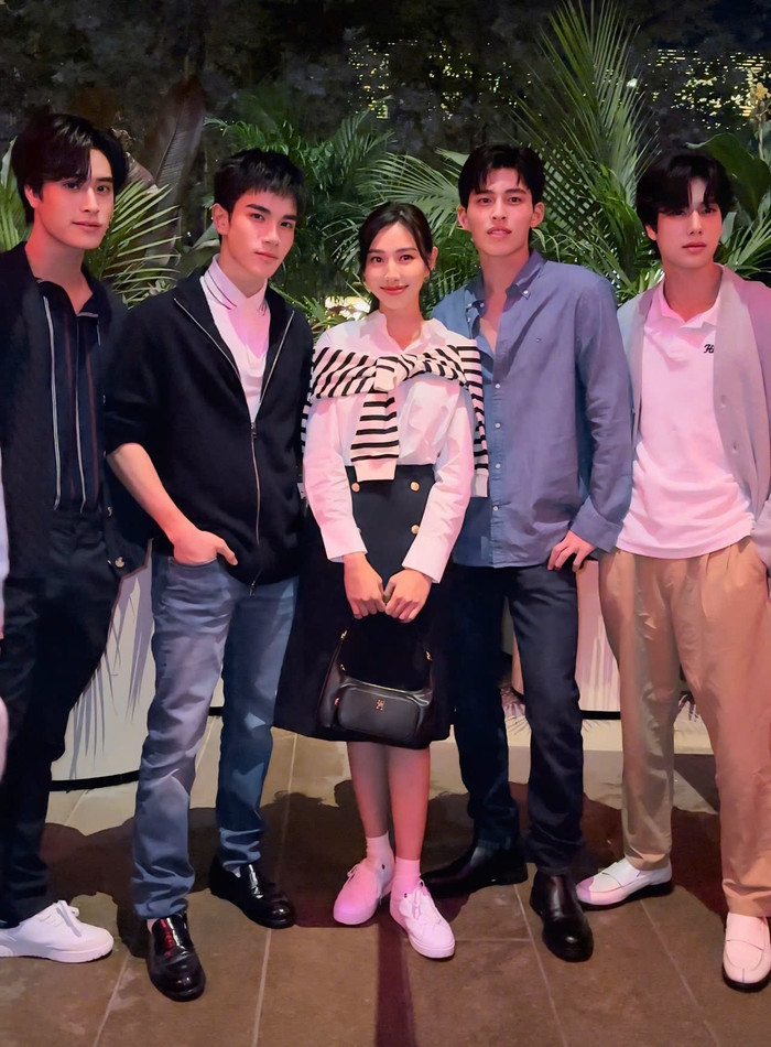 Tại tuần lễ thời trang lớn nhất thế giới, Thuỳ Tiên đã có dịp gặp các idol đến từ các quốc gia như: Jisoo của Blackpink, Fourth, Pond Naravit, Phuwin, Gemini của Đài GMMTV…