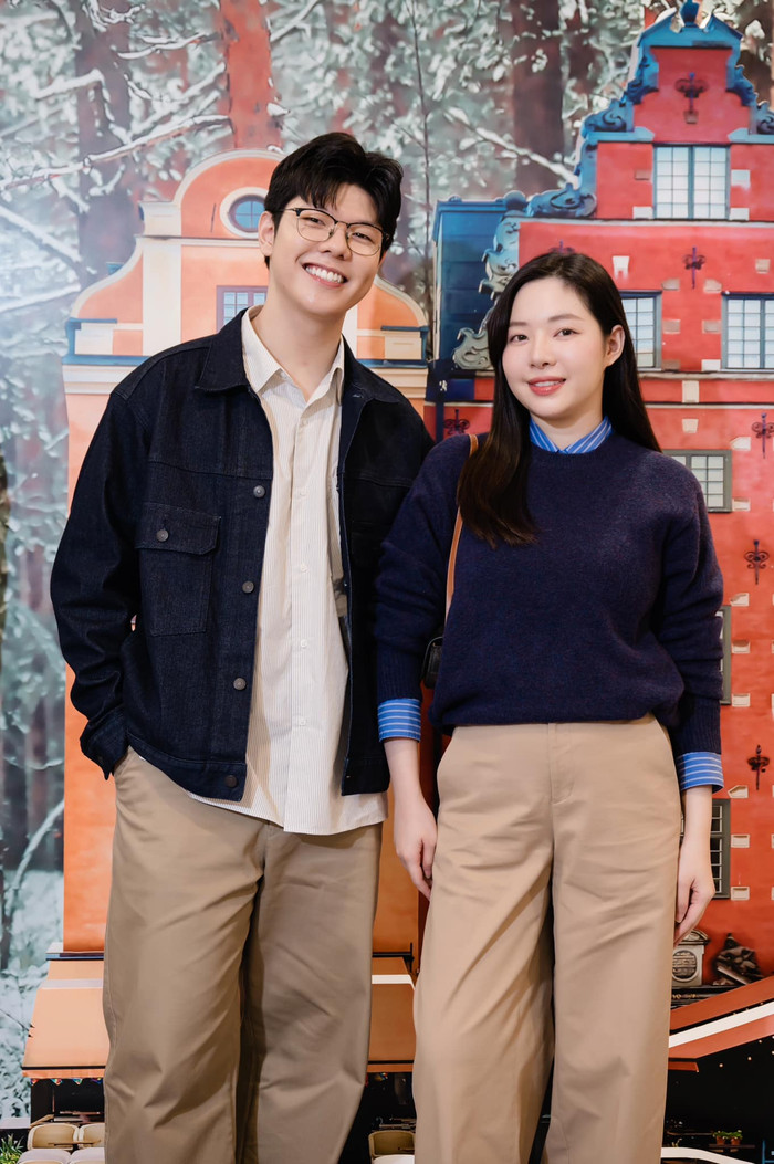 Hai vợ chồng tranh thủ 'trốn con' đi hẹn hò riêng để 'hâm nóng' tình cảm. 