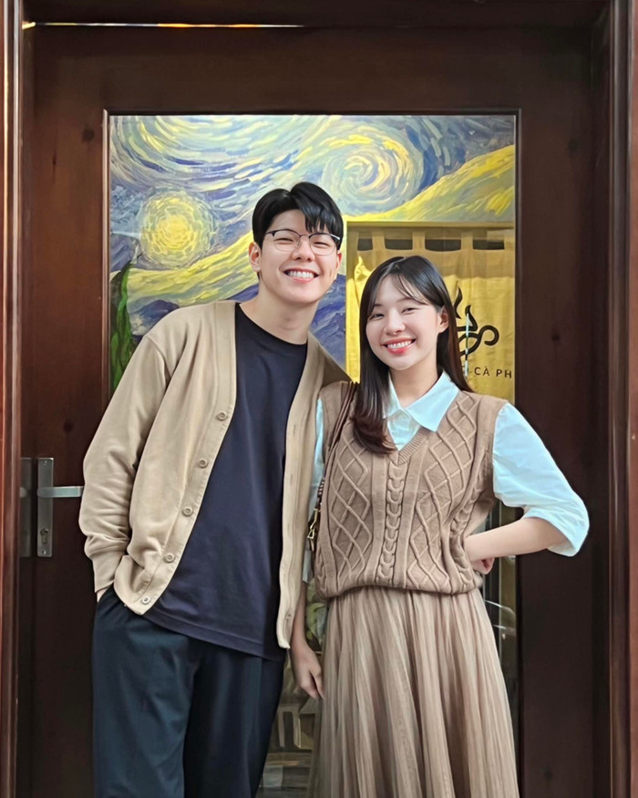 BTV Mạnh Cường quen biết với bà xã khi cả hai cùng tham gia một cuộc thi về dẫn chương trình từ hồi sinh viên. 