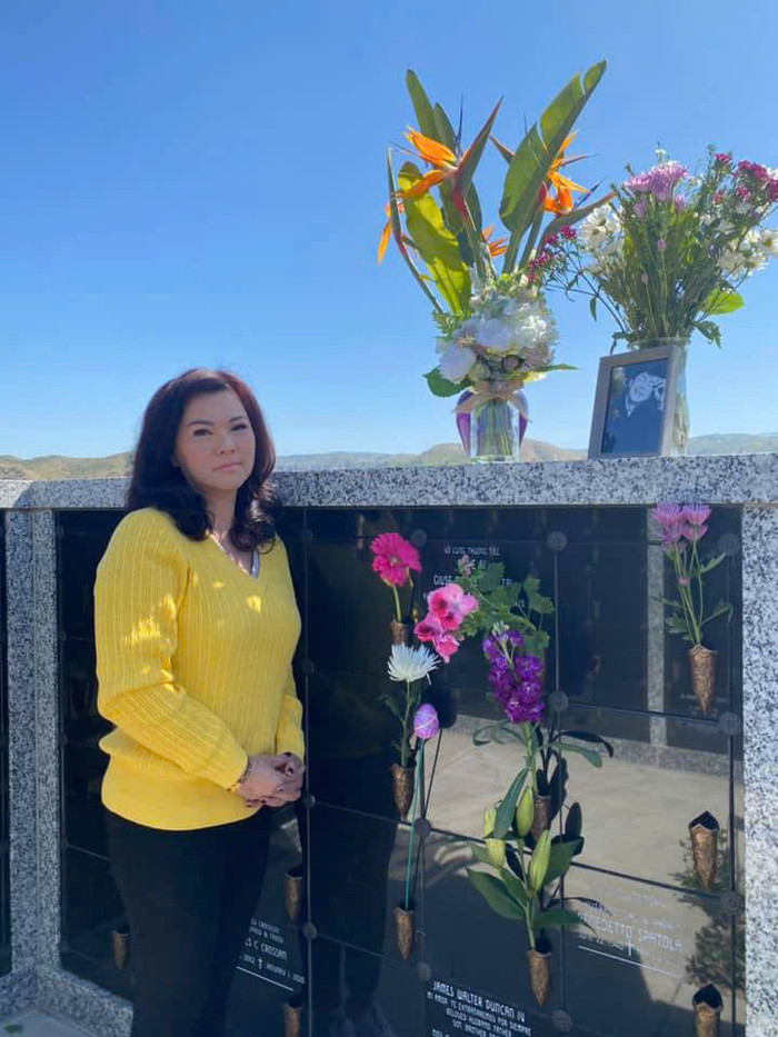 Cô hay ghé thăm mộ chồng vào mỗi chiều thứ 6.