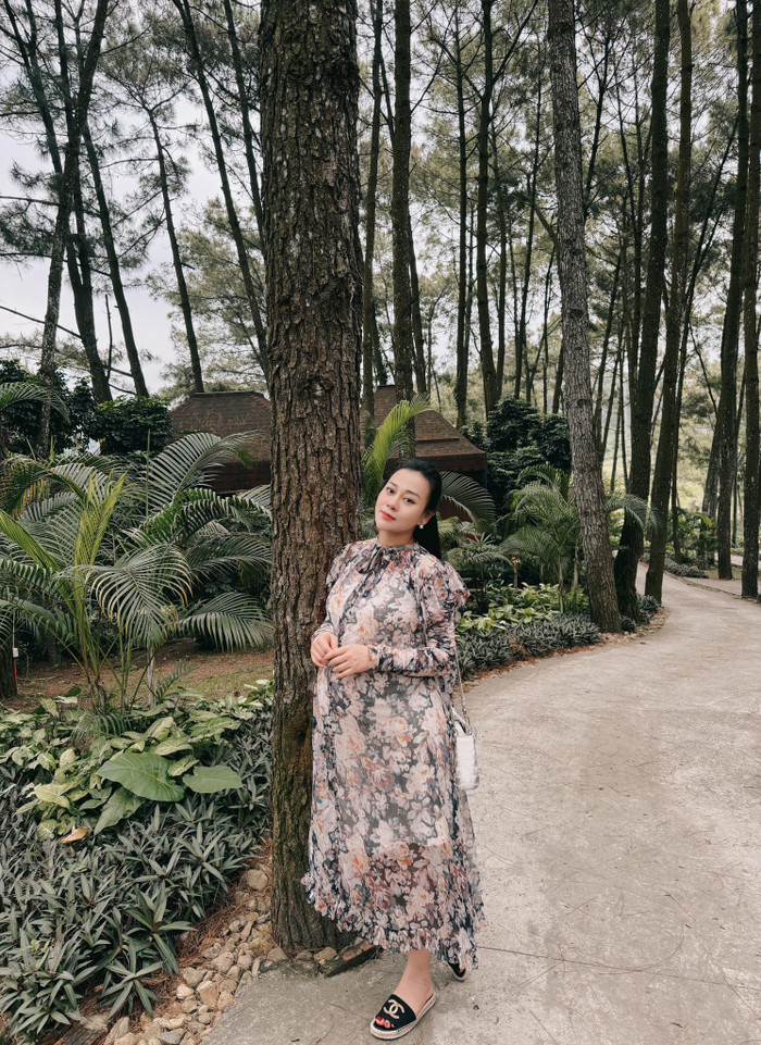 Trong giai đoạn thai kỳ, bà xã Shark Bình cũng có những màn lên đồ rất đáng học hỏi. Được biết, nữ diễn viên Phương Oanh mang song thai và tăng cân lên đến 70kg nên cơ thể trông rất to và nặng nề. Khắc phục nhược điểm này, Phương Oanh thường diện những bộ váy bằng lụa hoặc các chất liệu bằng voan tơ để thoải mái vòng hai dễ dàng di chuyển và sinh hoạt hằng ngày.