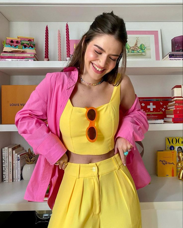 Bạn sẽ giống như một quý cô kẹo mút với hai tông màu vàng và hồng. Hai tông màu này đều là những gam màu nóng như khi kết hợp lại tạo cảm giác hài hòa, nữ tính. 