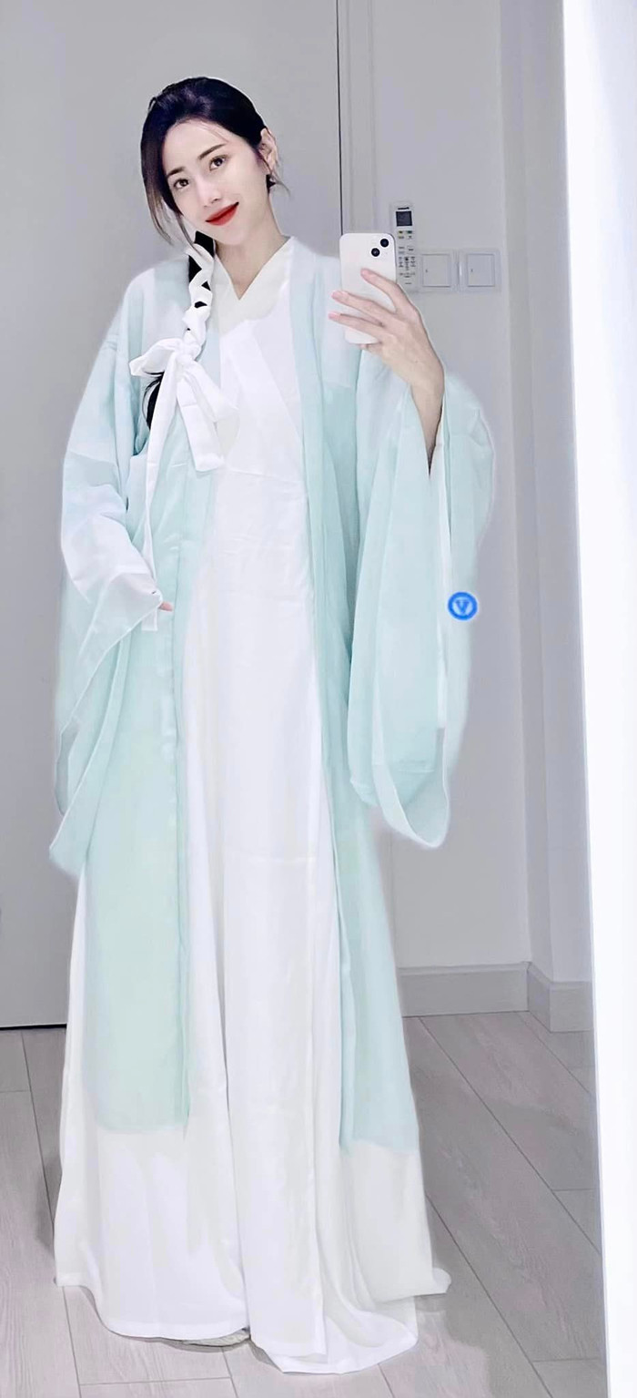 Thuỷ Tiên trong bức hình mới đăng tải.