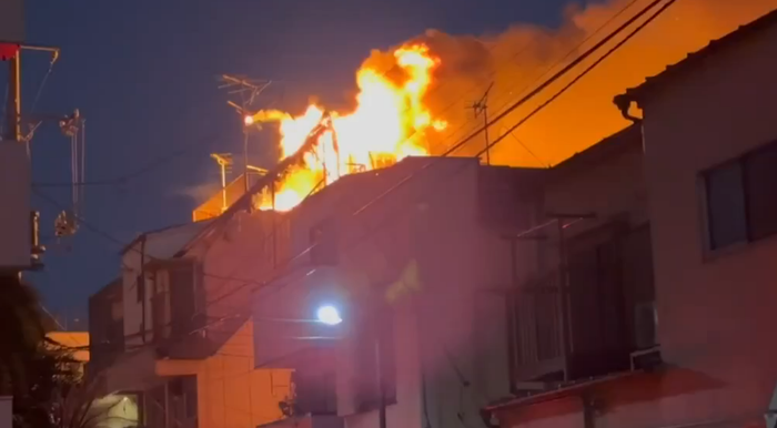 Hỏa hoạn vào đúng đêm giao thừa ở Tokyo, bao trùm 8 tòa nhà, 2 người thiệt mạng Ảnh 2