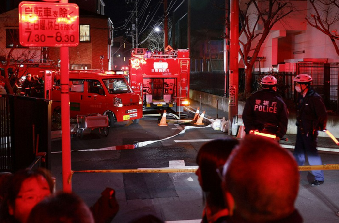 Bức ảnh này được chụp vào ngày 31 tháng 12 năm 2024, cho thấy các xe cứu hỏa gần hiện trường vụ cháy ở Phường Sumida, Tokyo. (Kyodo)