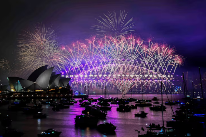 Pháo hoa nổ trên Nhà hát Opera Sydney và Cầu Cảng trong lễ đón giao thừa ở Sydney, ngày 1 tháng 1 năm 2025.