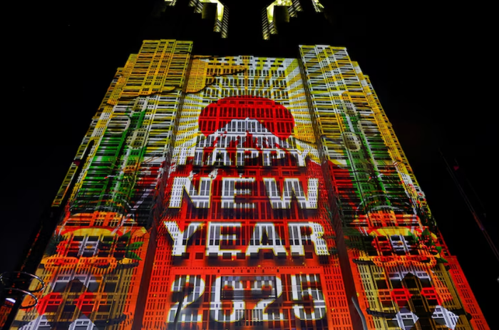 Hình ảnh chiếu trên bề mặt tòa nhà Chính quyền đô thị Tokyo để chào mừng năm mới tại Tokyo, Nhật Bản vào ngày 1 tháng 1 năm 2025.