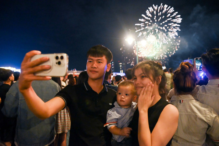 Cả gia nhà vui vẻ cùng nhau ngắm nhìn những màn pháo hoa rực rỡ, chào đón năm mới đầy hy vọng và niềm vui.