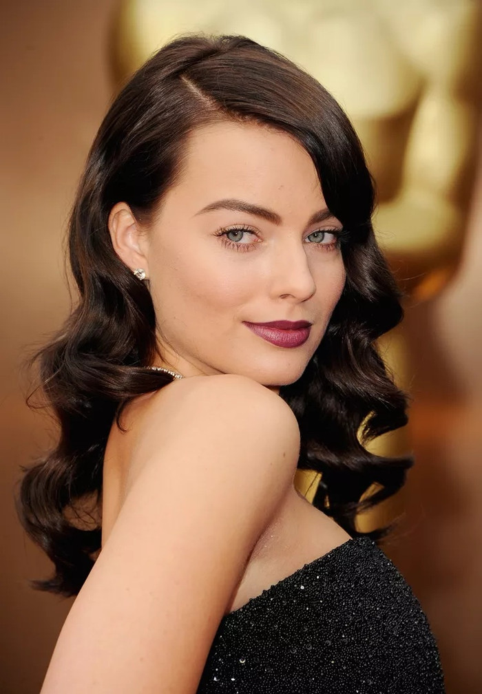 Để tạo chiều sâu mà vẫn giữ được nét mềm mại, hãy thay bút kẻ mắt đen bằng màu mận.