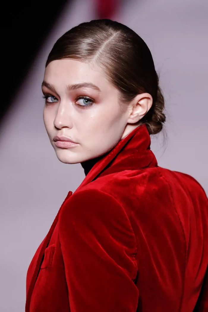 Màu mận từng là tâm điểm của phong cách grunge và chủ nghĩa tối giản. 