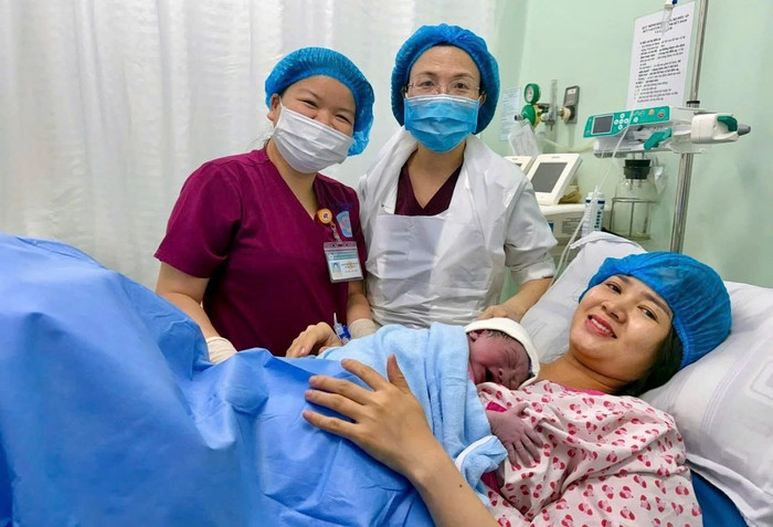 Sản phụ Lê Thị Miên đang áp sát cùng con ở thời khắc đặc biệt