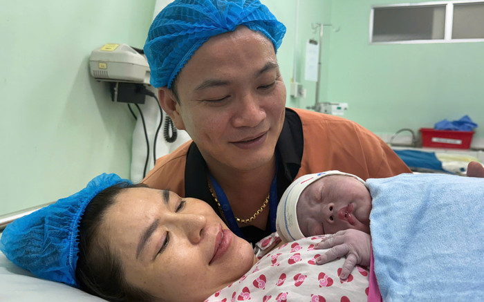 Khoảng khắc chào đời đáng yêu của những công dân 2025 đầu tiên ở TPHCM Ảnh 2