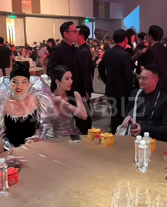 Khoảnh khắc Diệp Lâm Anh ngồi chung bàn với chồng cũ tại một sự kiện gần đây gây sốt trên mạng xã hội. (Ảnh chụp màn hình từ SaoVbiz)