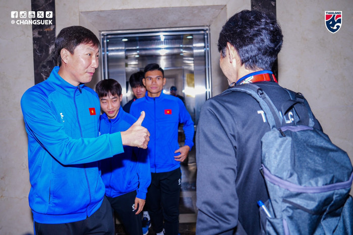 Một trong những khoảnh khắc thú vị nhất xuất hiện trước trận chung kết, đó là HLV Kim Sang Sik chạm mặt HLV tuyển Thái Lan vào hôm nay. Ảnh: FAT