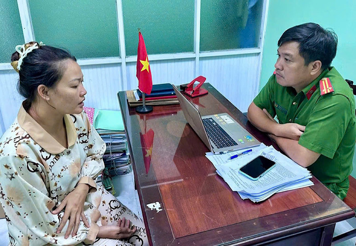 Nguyễn Thuỳ Trang tại cơ quan công an