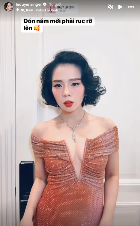 Lệ Quyên chọn diện một chiếc đầm dạ hội màu cam ánh kim và xẻ sâu nổi bật. Ảnh chụp màn hình