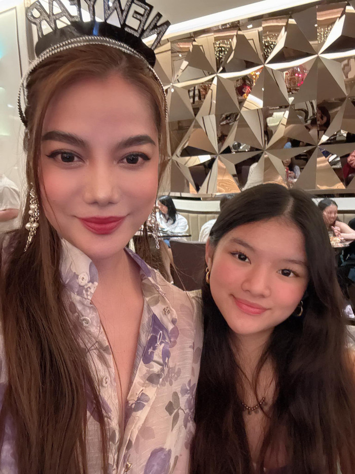Showbiz 24h: Trương Ngọc Ánh đón năm mới cùng con gái Devon. Ảnh: FBNV