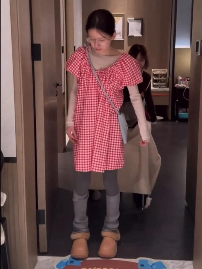 Triệu Lộ Tư đang trong quá trình trị liệu phục hồi sức khoẻ dưới sự hỗ trợ của người thân.