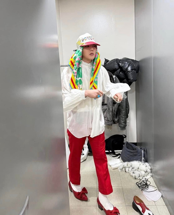 G-DRAGON 'gây choáng' khi mang giày búp bê màu đỏ lên sân khấu, ý nghĩa đằng sau là gì? Ảnh 2
