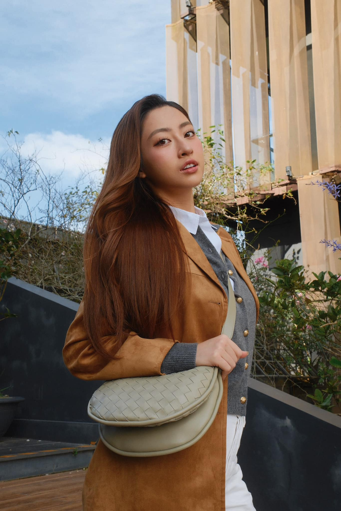 Lương Thùy Linh cân bằng giữa sự thanh lịch, sang trọng nhưng giản dị với mẫu túi Gemelli của Bottega Veneta. Thiết kế là dạng đeo chéo hình lưỡi liềm cổ điển được chia thành các ngăn có khóa kéo và được làm từ da cừu mịn. Items có giá 83 triệu đồng. 